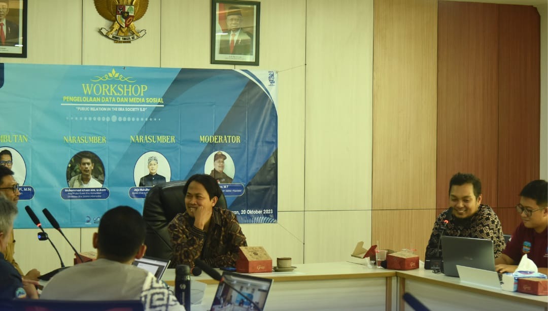 Public Relation In The Era Society 5.0, Workshop Pengelolaan Data dan Media Sosial 