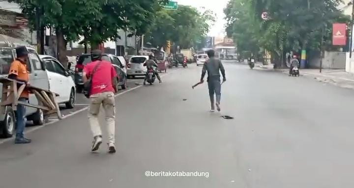 Heboh Video Terduga Jambret Bawa Pedang Dikejar Warga di Astanaanyar Bandung 