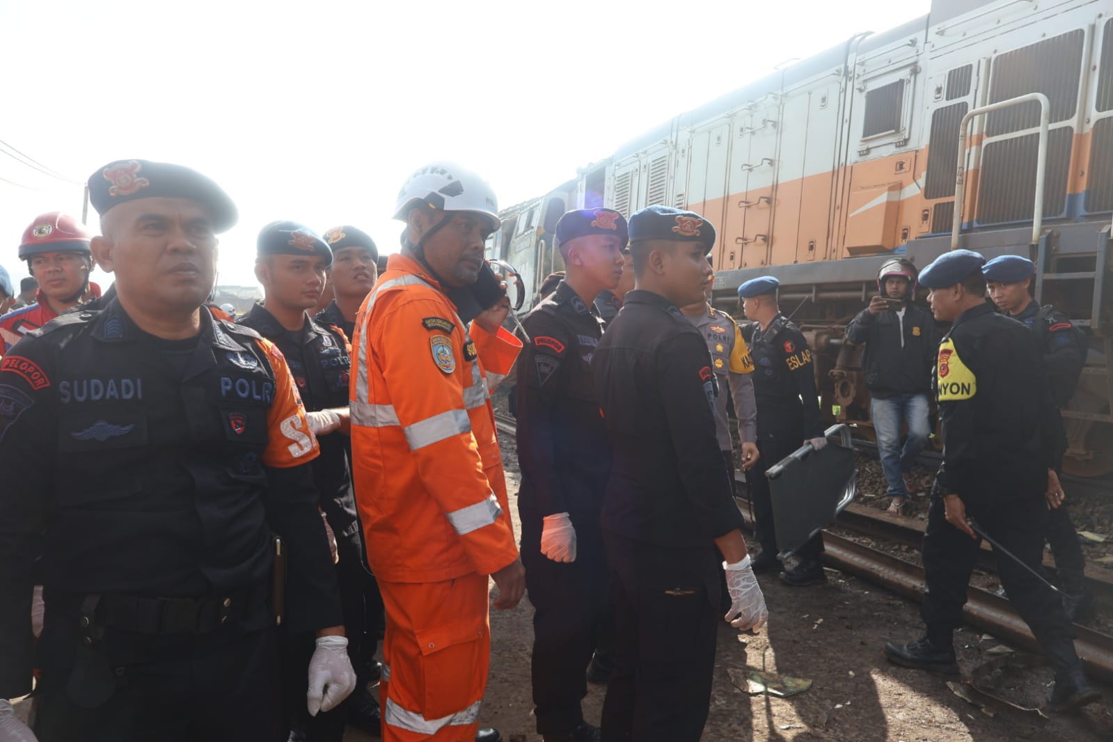 Kereta Api Turangga dan KA Commuter Line Adu Banteng di Cicalengka