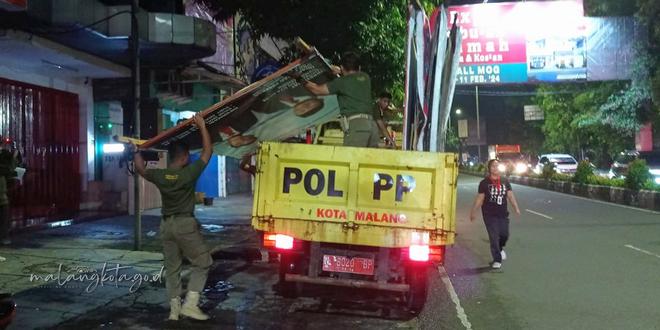 Langgar Aturan, Bawaslu Kota Malang Tertibkan Ribuan APK