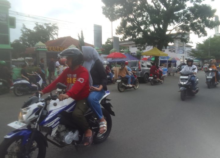 Berburu Takjil Ramadhan, Warga Cicalengka Padati Alun-alun